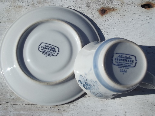Blue and white stoneware vintage Noritake Sonoma grapes, 10 cups and saucers
