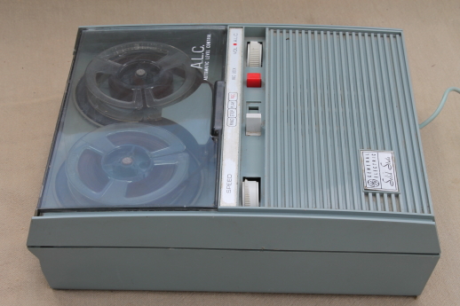 GE solid state reel to reel tape player w/ recorder mic, vintage General Electric portable