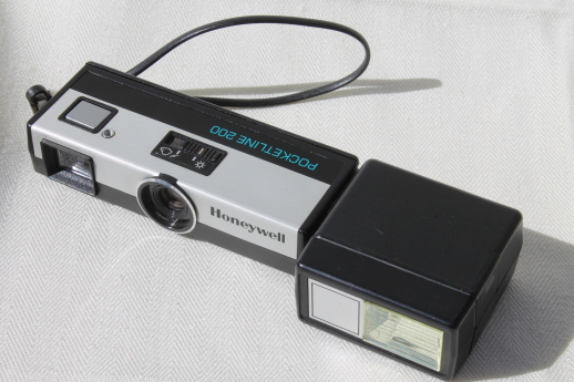Honeywell Pocketline 200 vintage camera w/ flash, retro 70s instamatic type camera