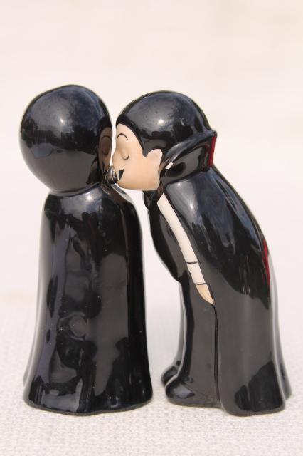 kitschy cute Halloween decor, kissing vampire couple magnetic S&P shakers