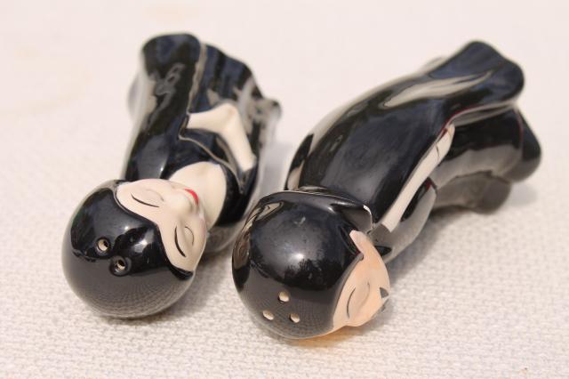 kitschy cute Halloween decor, kissing vampire couple magnetic S&P shakers