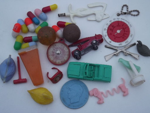 Lot cheap junk vintage toys, retro cereal box prizes, plastic charms