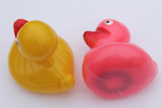 Lot of 24 'rubber' ducks in pink, blue, yellow - vintage China hard plastic toys