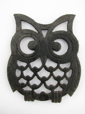 Lot vintage cast iron kitchen trivets & wall plaque hooks, retro owls!
