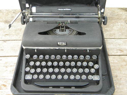 Mid century Royal Quiet De Luxe typewriter w/glass keys 1940s vintage