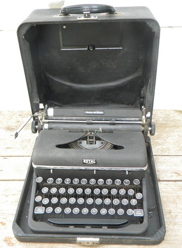 Mid century Royal Quiet De Luxe typewriter w/glass keys 1940s vintage