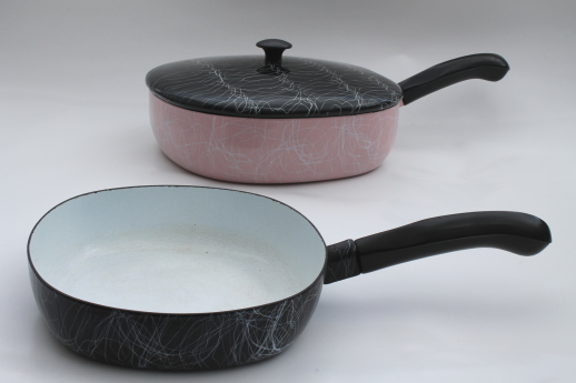 Mid-century vintage cookware, black & pink enamel ware pans w/ squiggle string drizzle
