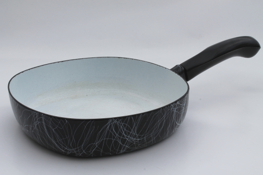 Mid-century vintage cookware, black & pink enamel ware pans w/ squiggle string drizzle