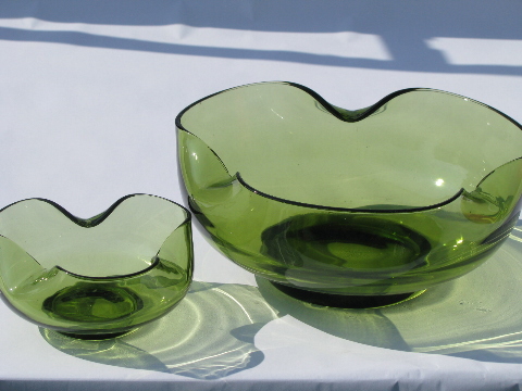 Mod pinched shape green glass serving bowls, 60s vintage, retro green color