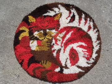 Mod round curled up cat latch hooked rug mat, 70s vintage, very retro!