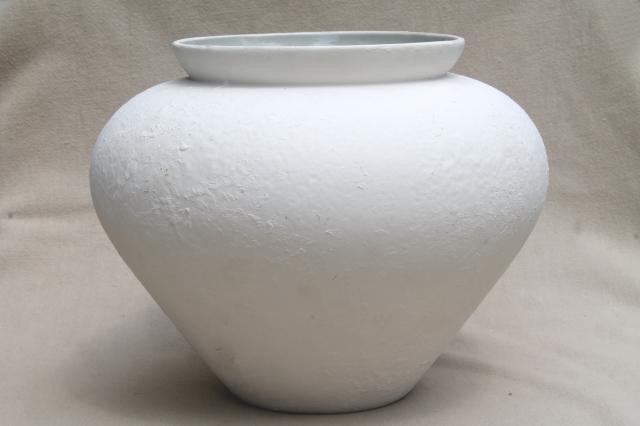 mod white Haeger pottery jar w/ textured finish, large flower vase urn