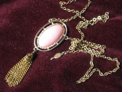 Retro 70s Sarah Coventry pink pearl plastic pendant, gold tone chain