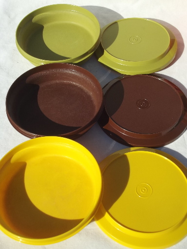 https://1stopretroshop.com/item-photos/retro-70s-tupperware-containers-tumblers-in-harvest-gold-orange-green-1stopretroshop-u101129-6.jpg