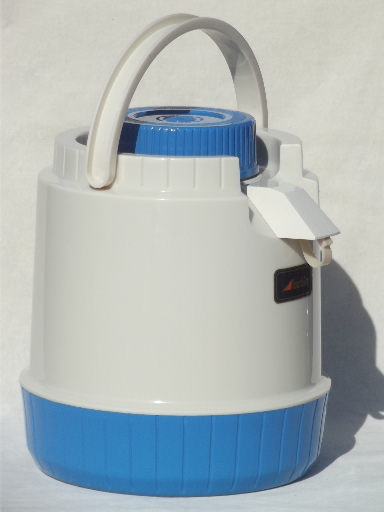 https://1stopretroshop.com/item-photos/retro-aladdin-thermos-pumpadrink-insulated-plastic-cooler-jug-dispenser-1stopretroshop-u102766-1.jpg