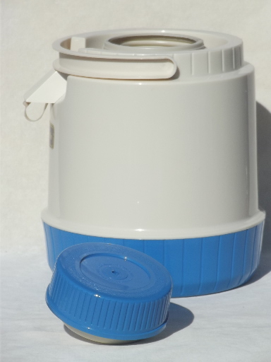 https://1stopretroshop.com/item-photos/retro-aladdin-thermos-pumpadrink-insulated-plastic-cooler-jug-dispenser-1stopretroshop-u102766-3.jpg