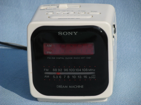 Retro cube alarm clock radio w/red LEDs Sony Dream Machine ICF-C121