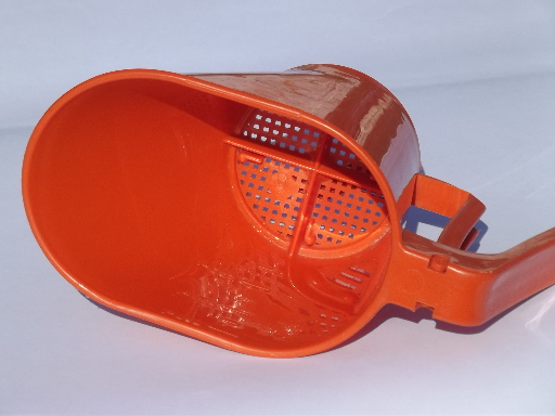 https://1stopretroshop.com/item-photos/retro-orange-plastic-flour-sifter-70s-80s-vintage-rubbermaid-1stopretroshop-k10276-2.jpg