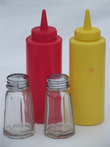 Retro plastic picnic ketchup & mustard bottles S&P set in redwood picnic table