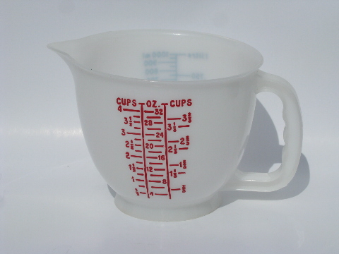 Retro Tupperware calibrated measuring cup batter pitcher