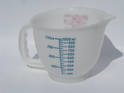 Retro Tupperware calibrated measuring cup batter pitcher