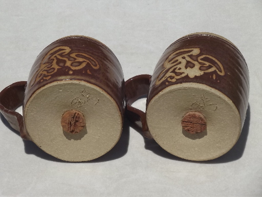 Rustic art pottery S&P shakers, retro mushrooms salt & pepper range set