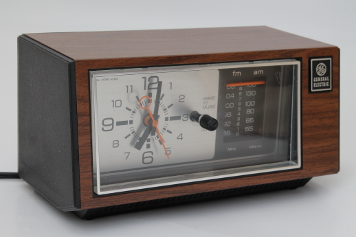 Vintage GE clock radio, bedside alarm clock w/ AM FM radio, 70s retro