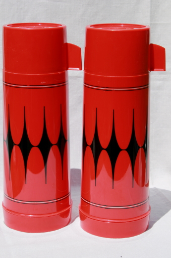 https://1stopretroshop.com/item-photos/vintage-his-hers-thermos-set-red-black-aladdin-insulated-bottles-1stopretroshop-s523177-1.jpg