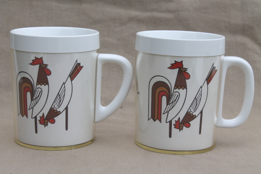 https://1stopretroshop.com/item-photos/vintage-thermoserv-style-insulated-plastic-mugs-chickens-hen-rooster-1stopretroshop-s630120-3.jpg