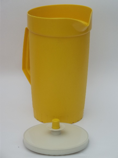 https://1stopretroshop.com/item-photos/vintage-tupperware-plastic-pitchers-lot-in-retro-gold-yellow-orange-1stopretroshop-u917111-5.jpg